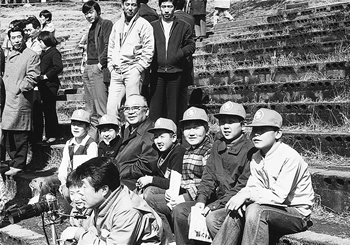 Founder Yoshinori Okoso watching baseball with young Fighters fans