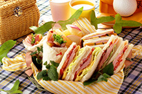 写真：みんなで食べる